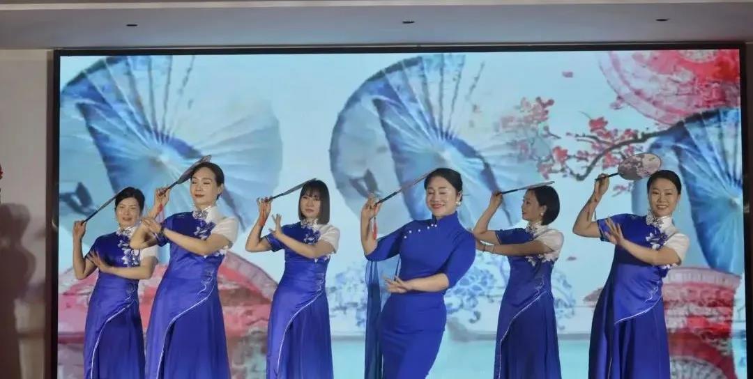 舞蹈《旗袍秀》-合作單位:儀美雅韻.jpg 舞蹈《旗袍秀》-合作單位:儀美雅韻.jpg