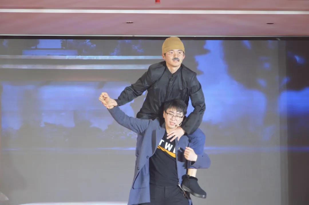 小品《站臺》-質量技術部和研發部.jpg 小品《站臺》-質量技術部和研發部.jpg