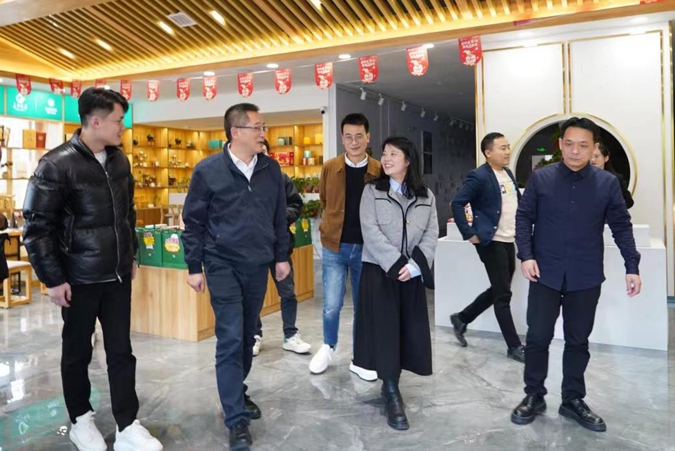 云南怒江州政府副州長(zhǎng)馮逆光一行考察湘豐茶業(yè)集團(tuán) 云南怒江州政府副州長(zhǎng)馮逆光一行考察湘豐茶業(yè)集團(tuán)